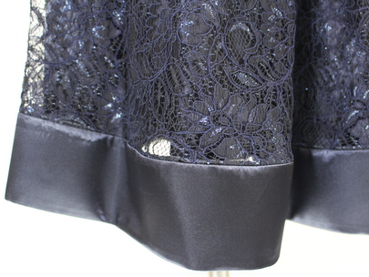 ワンピースの裾にはサテン生地を使用したスカート