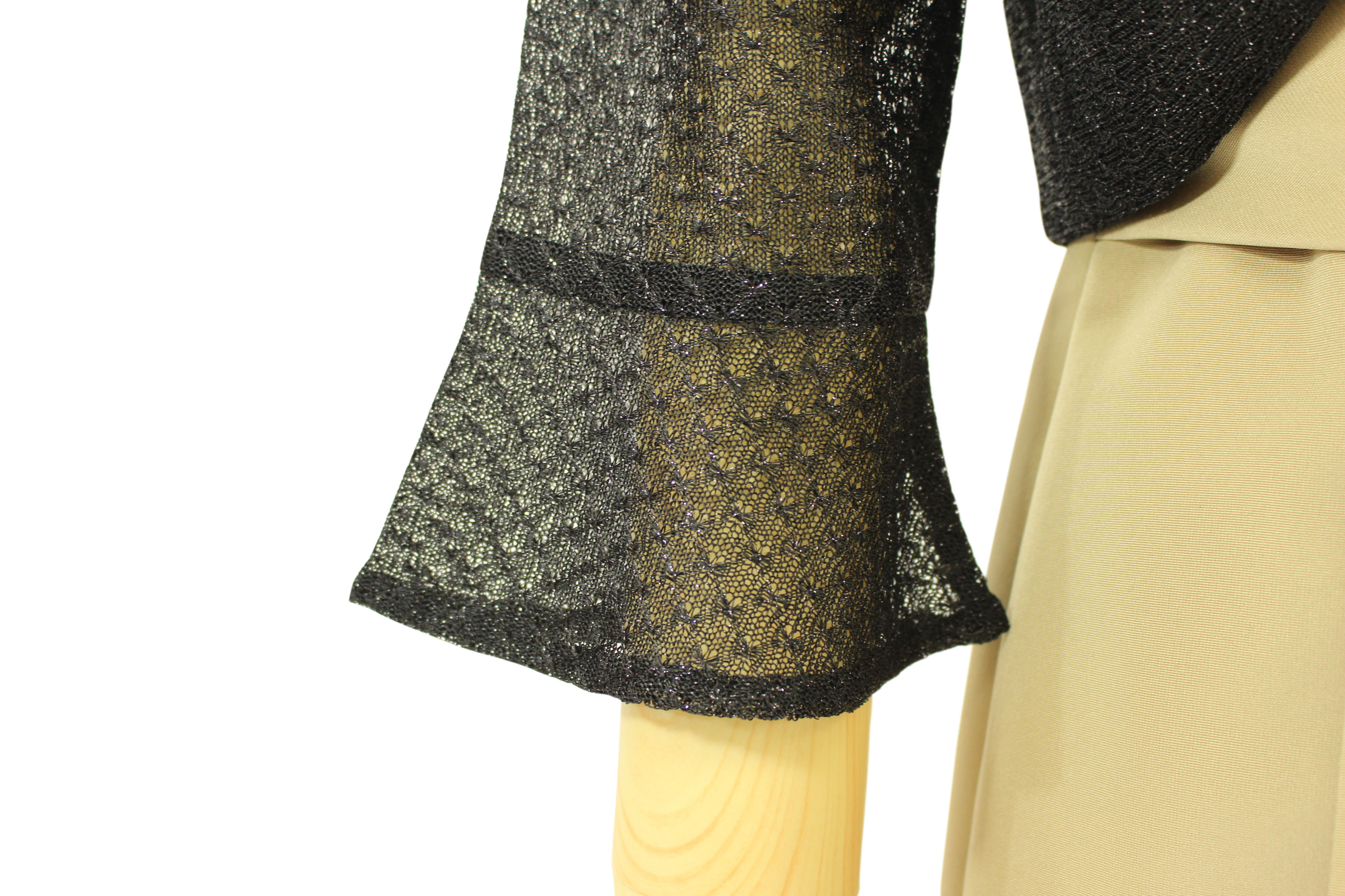 肘がしっかりと隠れる七分袖ボレロ