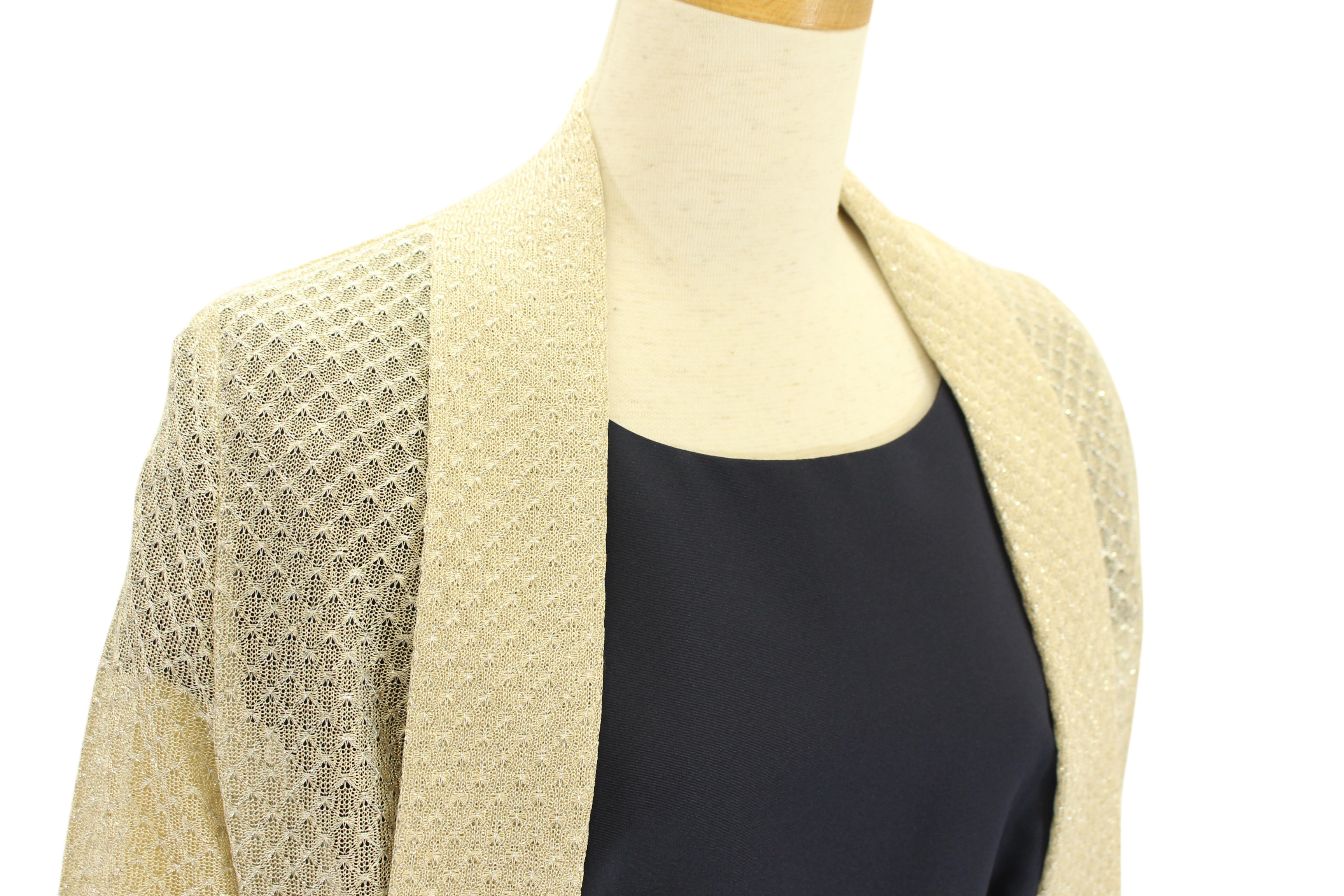 ラメの編地なので軽やかなボレロ