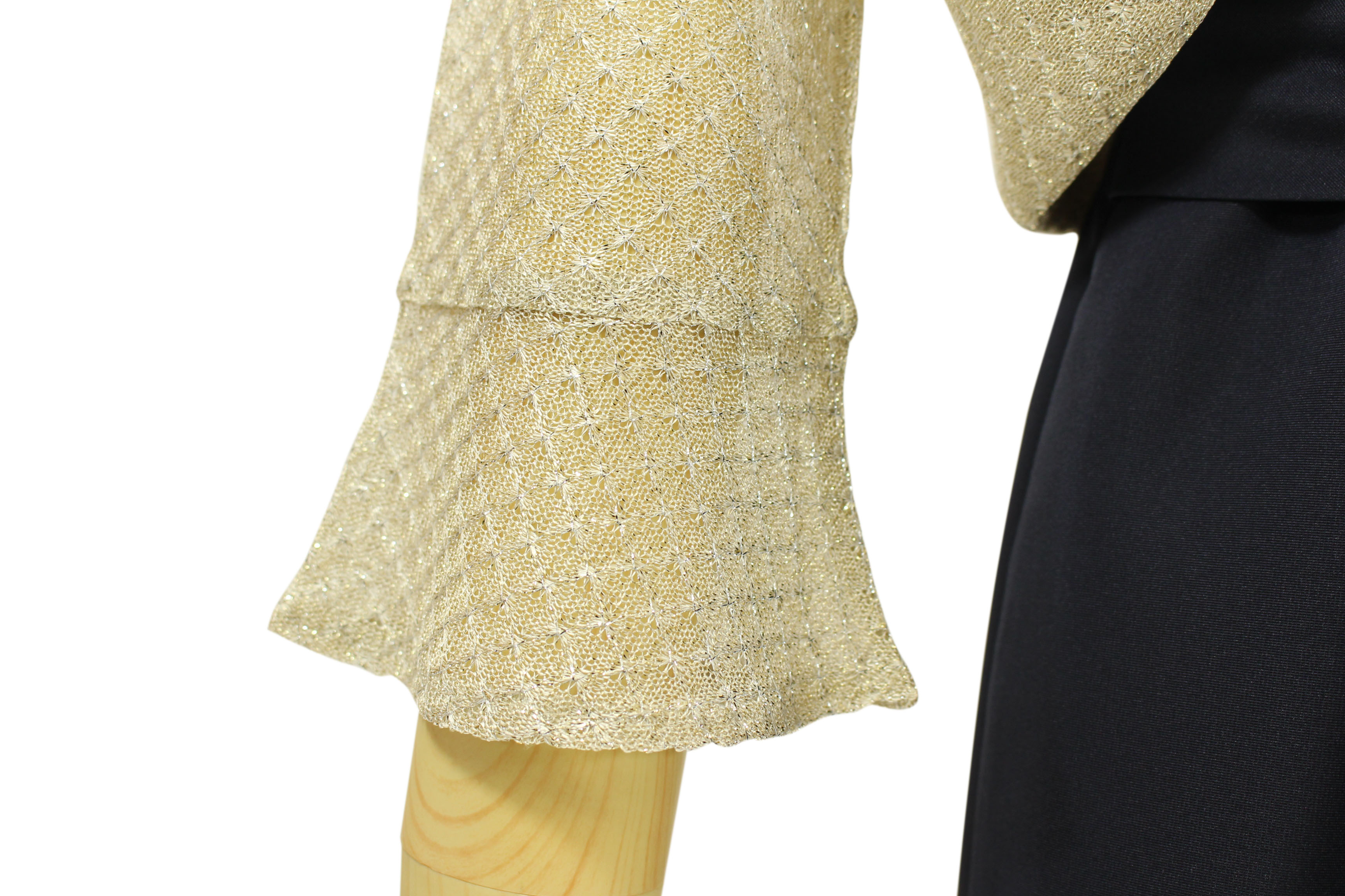 肘がしっかりと隠れる七分袖ボレロ