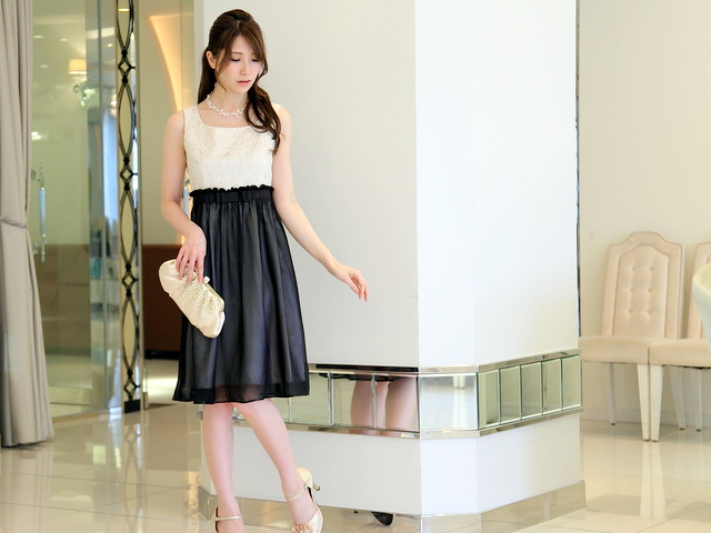お呼ばれドレスで人気！ラメレースのコンビワンピース