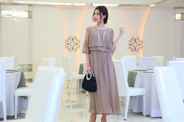 フェミニンなシルエットのシフォンドレス