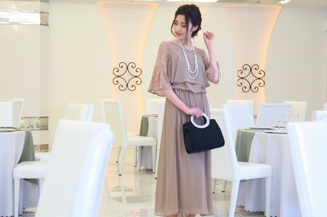 結婚式参列に！トレンド感あるモカベージュドレス