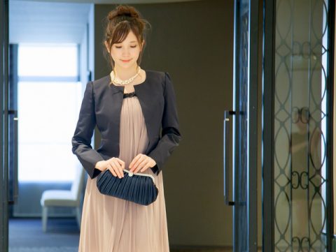 大人の品格を表現するネイビーのプリーツクラッチ