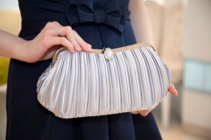 クールで清楚なイメージにまとめるシルバーのクラッチバッグ