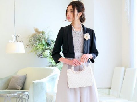 手に持つだけで上品な雰囲気にしてくれるバッグ