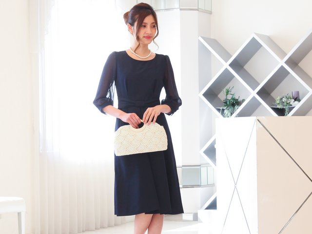 ロングドレスはシンプルに、品のあるネイビーの結婚式コーデ