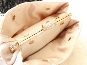 サイドポケットの収納力も魅力のクラッチバッグ