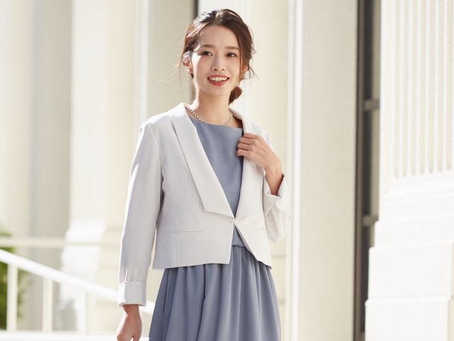 結婚式のジャケット、明るくクールな印象なら、グレージュのジャケットも◎