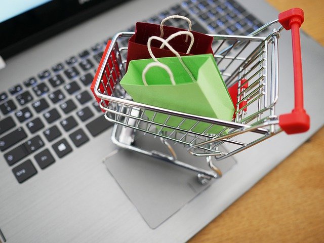 結婚式ドレスをオンラインショップで買うメリットとデメリット