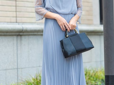 落ち着きと品格が漂うブラックのハンドバッグ