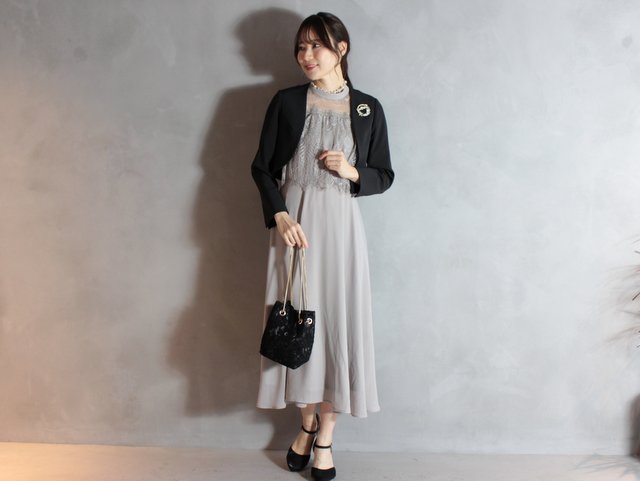 ベージュ×ブラックが絶妙なお呼ばれコーディネート