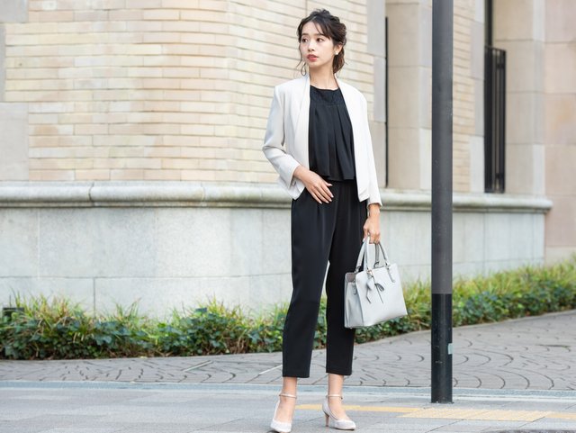 ベージュ×ブラックの卒業式スーツがおすすめ！