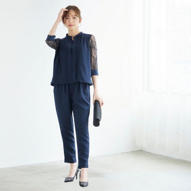 友人の結婚式の服装におすすめなネイビーの袖ありパンツドレス
