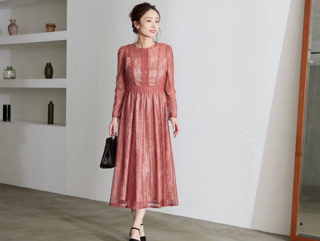 鮮やかなテラコッタのドレスで友人の結婚式へ！