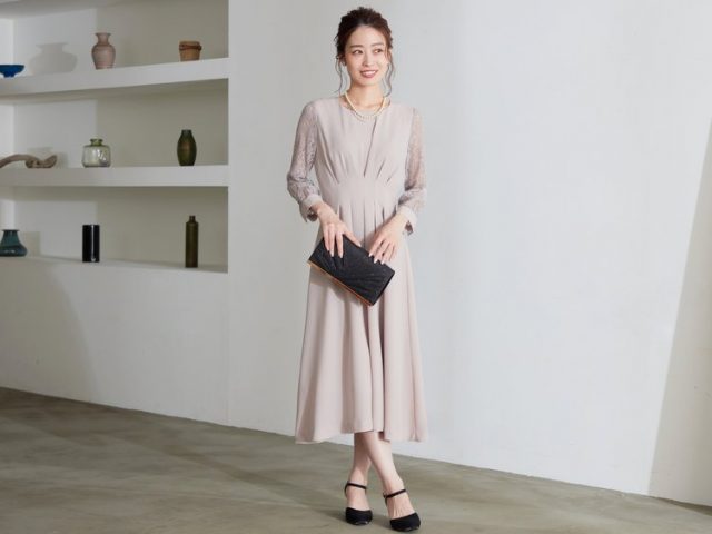会社のパーティー、祝賀会にふさわしいローズベージュのワンピース
