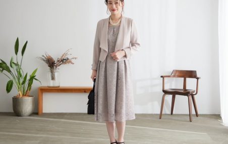 結婚式の受付にふさわしいローズベージュのセレモニースーツ