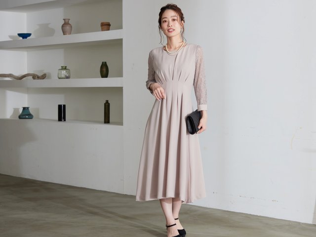 両家顔合わせの母親の服装はベージュワンピース