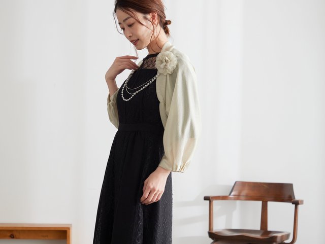 ダーク系ドレスは全体的に暗くなりすぎないコーデがポイント！