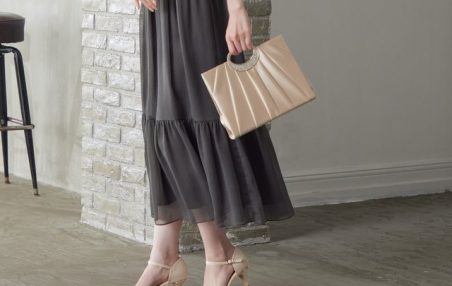 ダーク系ドレスのコーデは小物類を明るくすると全体が暗くなりすぎない。