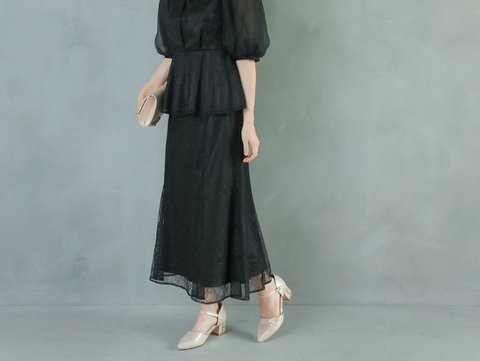 黒ドレスの足元にも微光沢パンプスを合わせると、抜け感と高級感を添えてくれて素敵。