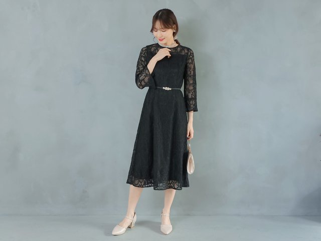 昼の結婚式では肌の露出を控えたデザインが最適。
