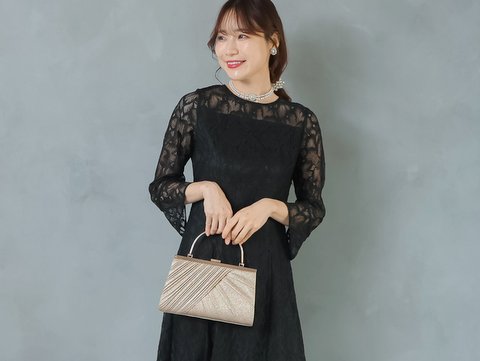 黒ドレスはそのシックな魅力ゆえに、他の色とのコーディネート次第で印象を自在に変えられるのが強み。