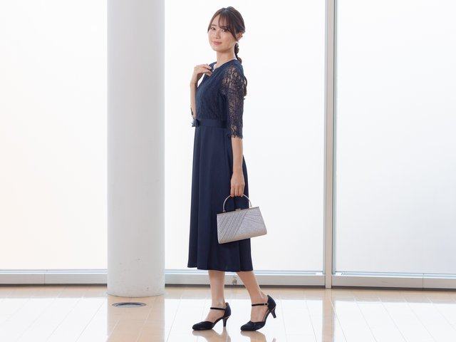パンプスが黒の場合は、羽織やバッグを華やかな色に！