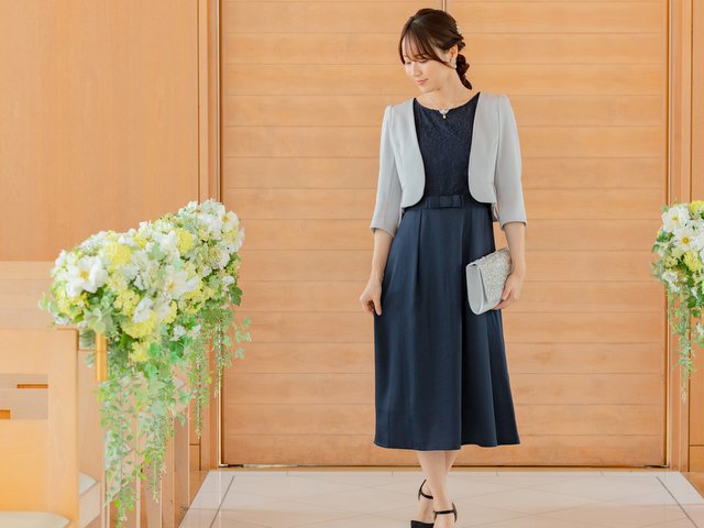 結婚式にネイビードレス、地味ではない？