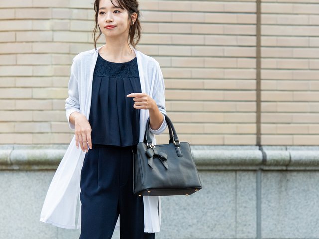 ドレスをカジュアルダウンするならバッグも普段使いのもので