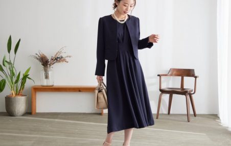 顔合わせの母親の服装にふさわしいネイビーセットアップ