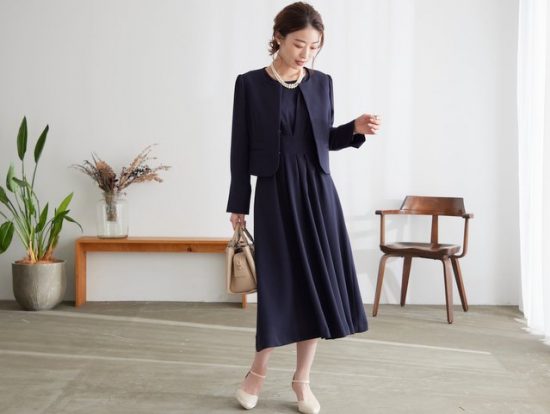 顔合わせの母親の服装にふさわしいネイビーセットアップ
