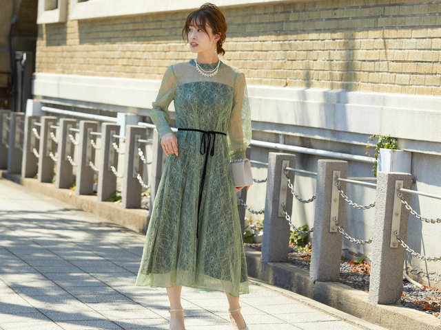 足が気になる場合は、ロング丈のドレスがおすすめ！