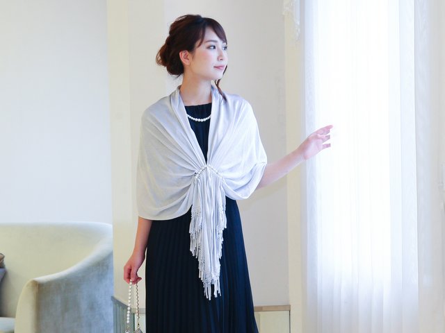 結婚式の会場では、軽く羽織ることができるボレロやストールが重宝