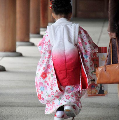子供が主役、親の服装の格は下げる