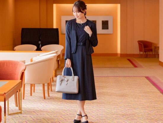 「叔母」として参列する服装として最適なセレモニースーツ