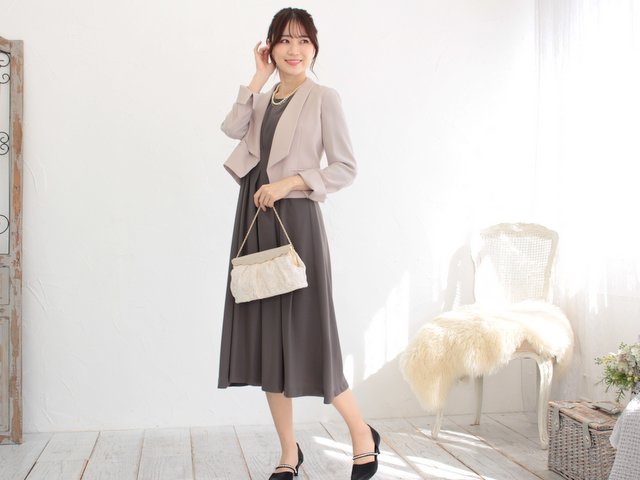 美しいシルエットのオリーブカラードレス