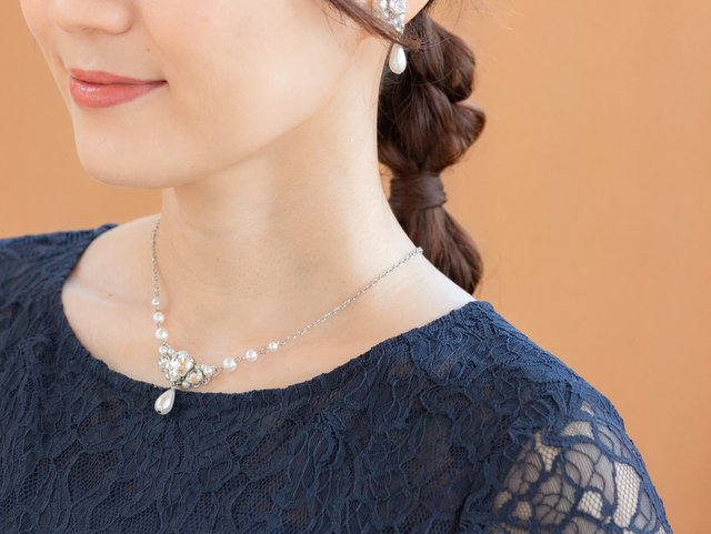 ネックレストップのしずく型パールがアクセントに♪