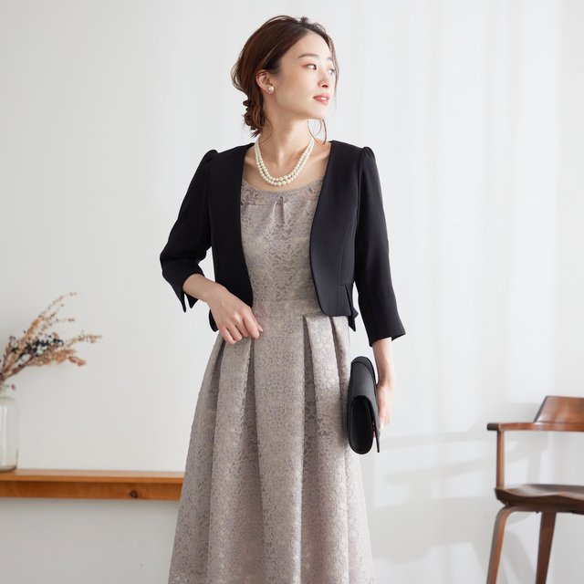 40代ぽっちゃりさんの明るめドレスには濃色の羽織りを。