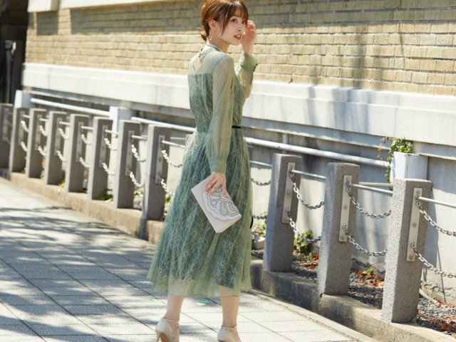明るめのグリーンドレス