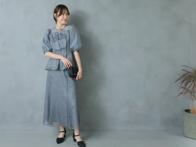 バルーンスリーブがおしゃれなレースドレス