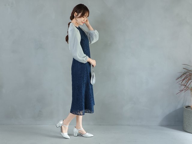 トップの羽織りと靴のカラーを合わせることによって、バランスが良く安定感のあるコーデになる