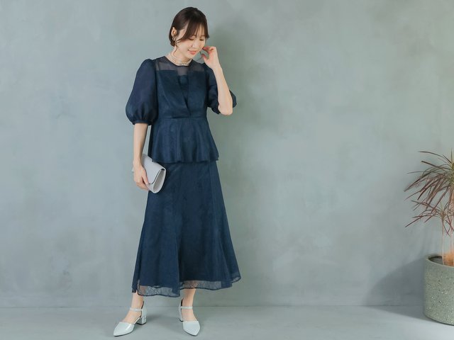 ほどよいボリューム袖が旬な雰囲気の2ピースドレス。