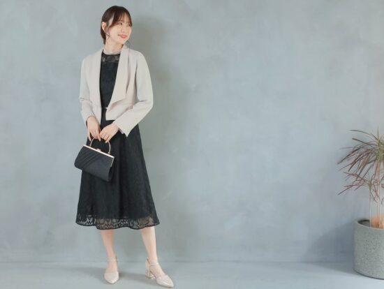 顔合わせにふさわしいベージュ×ブラックのワンピーススーツ