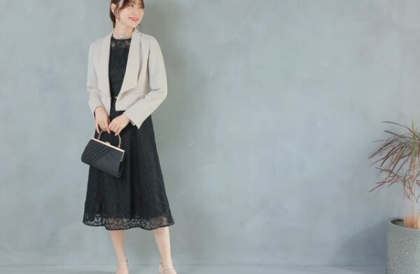 顔合わせにふさわしいベージュ×ブラックのワンピーススーツ