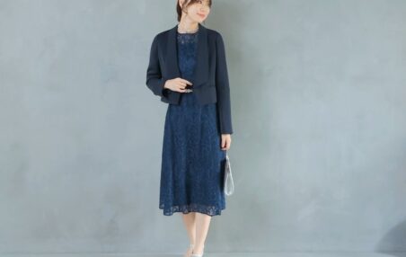 セレモニースーツは合わせやすい色、シンプルなデザインで。