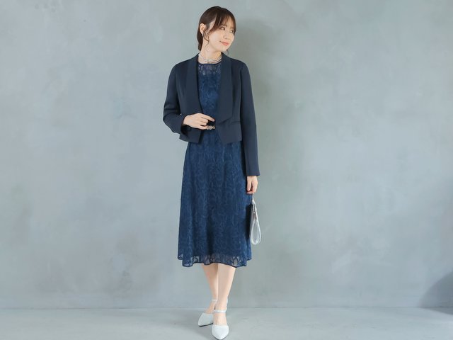 セレモニースーツは合わせやすい色、シンプルなデザインで。