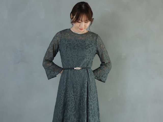 フレア袖が大人可愛い50代に大人気のカーキグレーのドレス