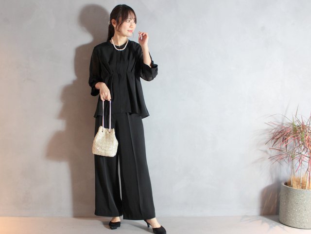 きちんと見えして、さままなシーンに着用可能。脚長効果もバッチリのワイドパンツドレス。
