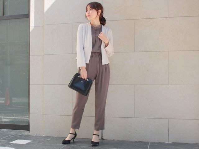 入学式の母親の服装に最適。着まわし力が魅力のパンツスタイル